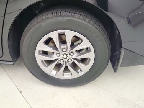 Used 2026 Toyota Sienna XLE FWD image 28