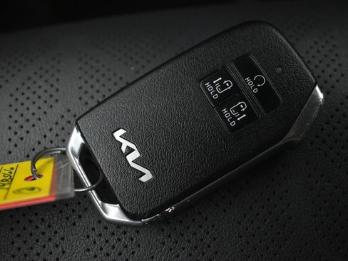 Used 2022 Kia Carnival EX FWD image 32