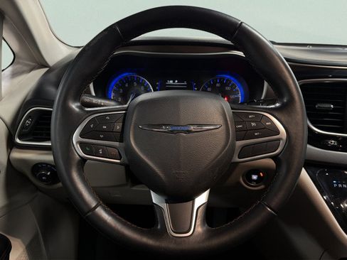 Used 2018 Chrysler Pacifica Touring-L FWD image 36