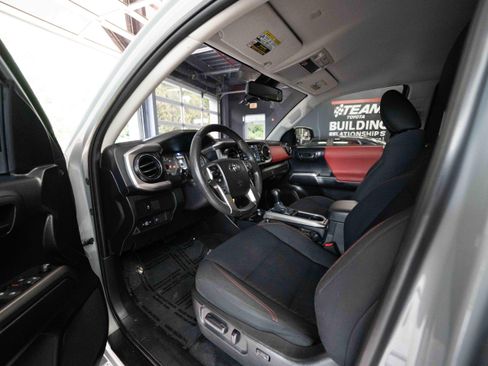 Used 2021 Toyota Tacoma SR5 AWD/4WD image 8