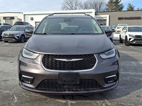 Certified 2022 Chrysler Pacifica Touring-L image 3