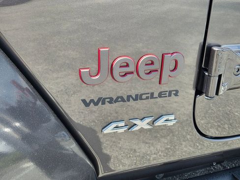 Certified 2022 Jeep Wrangler Rubicon AWD/4WD image 11
