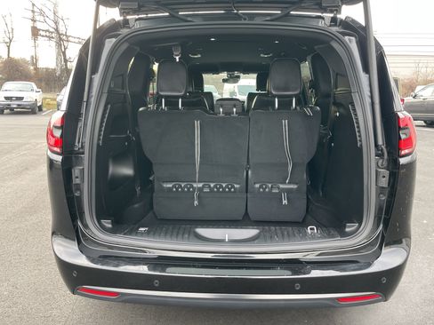 Used 2023 Chrysler Pacifica Touring-L w/ S Appearance Package image 21