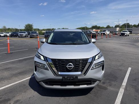Used 2023 Nissan Rogue SV FWD image 2