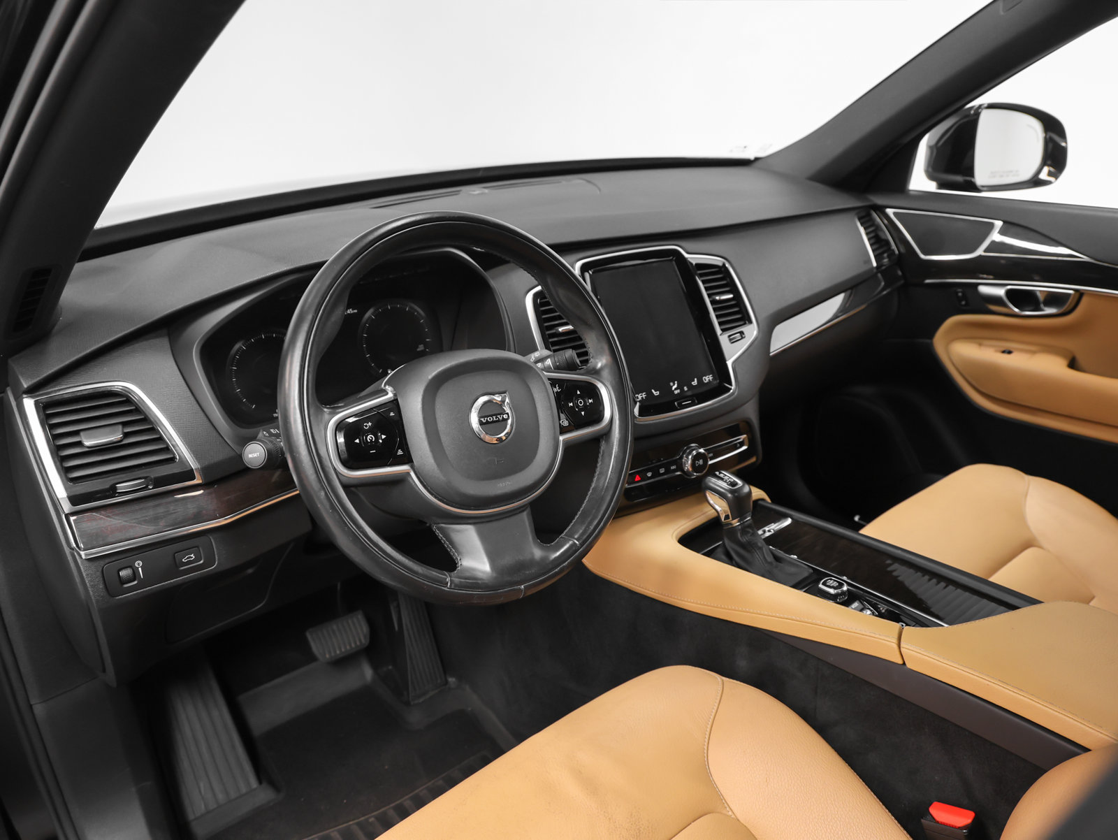 Used 2018 Volvo XC90 T6 Momentum w/ Convenience Package AWD/4WD image 4