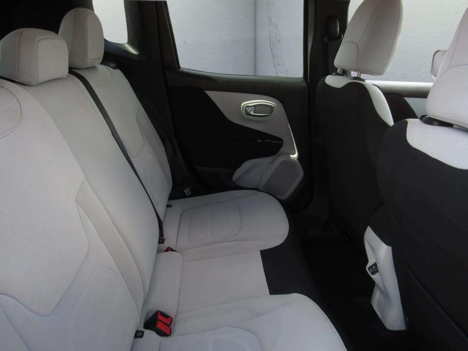 Used 2020 Jeep Renegade Latitude FWD image 11