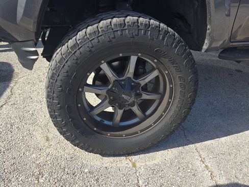 Used 2017 Toyota Tacoma TRD Sport image 9