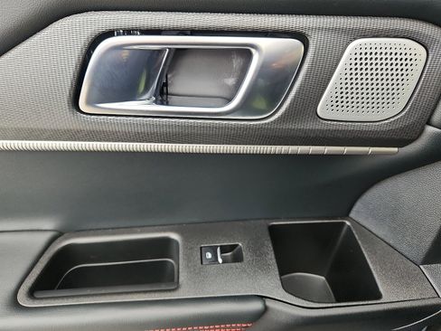 Used 2025 Ford Explorer ST image 29