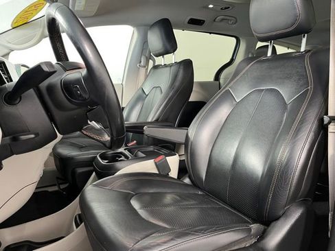 Used 2019 Chrysler Pacifica Touring-L image 17