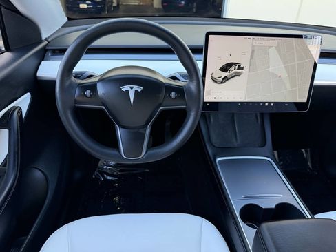 Used 2022 Tesla Model Y Long Range image 23