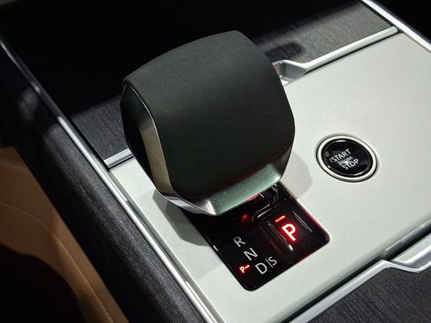 Certified 2024 Land Rover Range Rover SE image 13