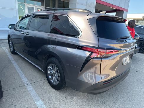 Used 2021 Toyota Sienna XLE FWD image 2
