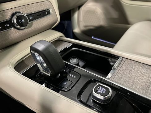 Certified 2024 Volvo XC90 T8 Plus AWD/4WD image 19