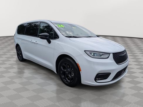 Used 2024 Chrysler Pacifica Limited FWD image 7