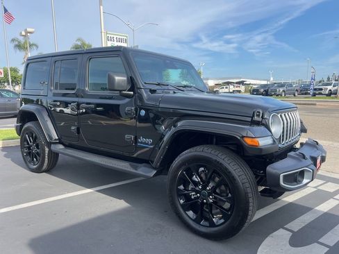 Used 2025 Jeep Wrangler Unlimited Sahara AWD/4WD image 11