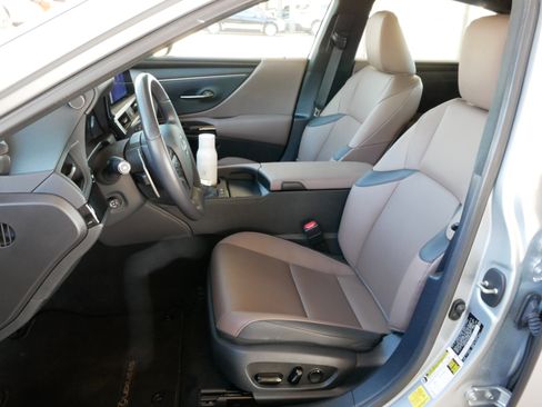 Used 2025 Lexus ES 300h w/ Premium Package image 2