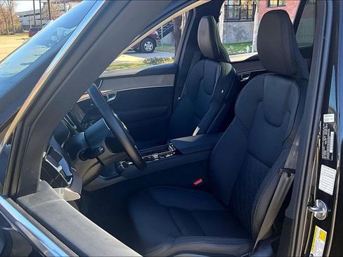 Used 2025 Volvo XC90 B6 Plus image 32