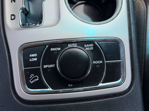 Used 2011 Jeep Grand Cherokee Laredo AWD/4WD image 19