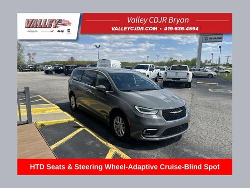 Used 2023 Chrysler Pacifica Touring-L FWD image 1