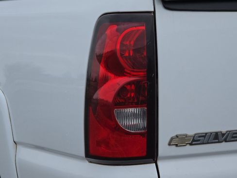 Used 2006 Chevrolet Silverado 2500 LT w/ Heavy-Duty Power Package image 43