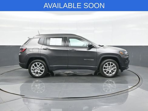 Used 2023 Jeep Compass Latitude image 8