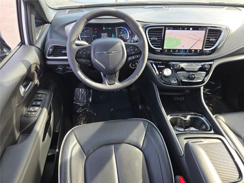 Used 2025 Chrysler Pacifica Premium FWD image 22