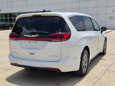 Used 2024 Chrysler Pacifica Limited w/ Uconnect Theater Family Group FWD image 7
