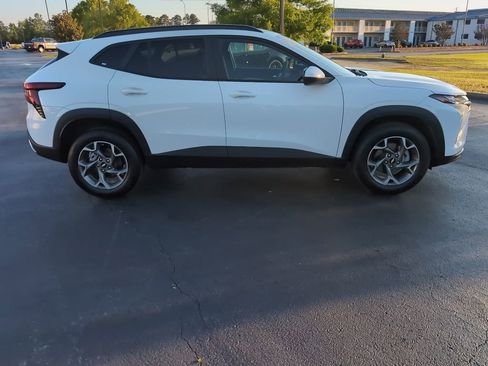 Used 2025 Chevrolet Trax LT FWD image 6