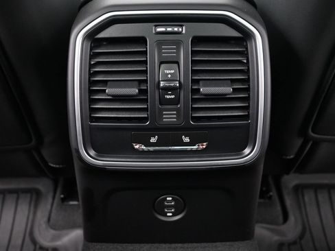 Used 2026 Porsche Macan AWD/4WD image 8