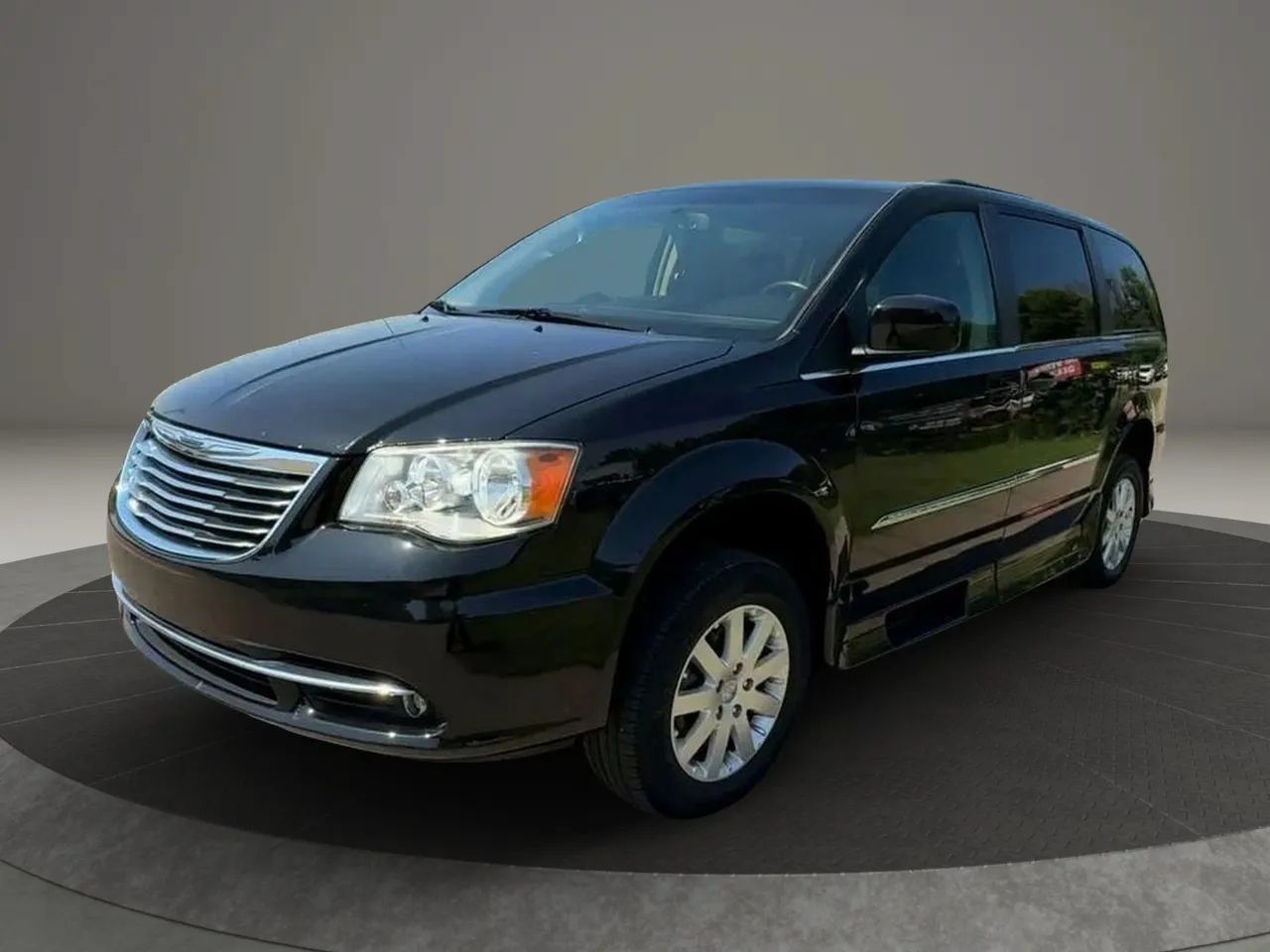 Used 2016 Chrysler Town & Country Touring FWD image 3