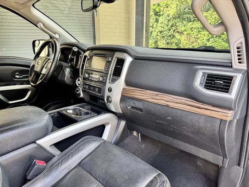 Used 2019 Nissan Titan SL image 9