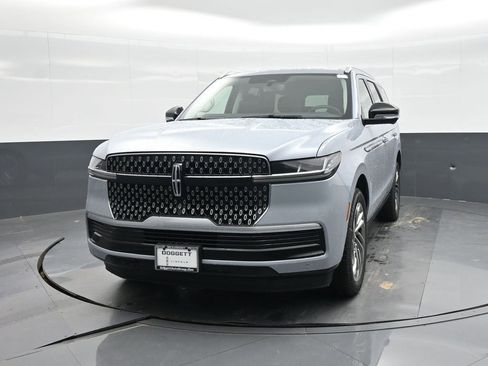 New 2025 Lincoln Navigator Reserve image 17