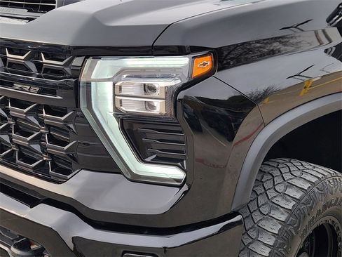 Used 2024 Chevrolet Silverado 2500 ZR2 w/ Technology Package image 8