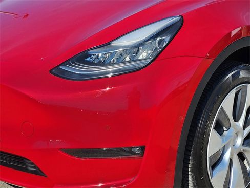 Used 2021 Tesla Model Y 2WD image 9