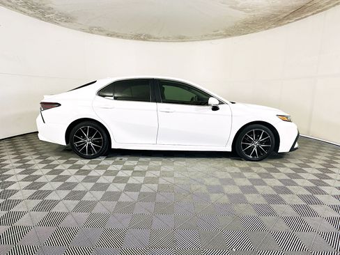 Used 2022 Toyota Camry SE w/ Convenience Package FWD image 2