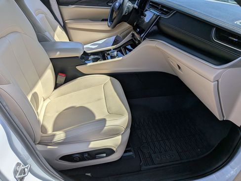 Used 2023 Jeep Grand Cherokee L Limited w/ Black Appearance Package image 36