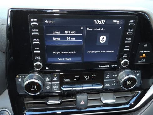 Used 2020 Toyota Highlander XLE image 22