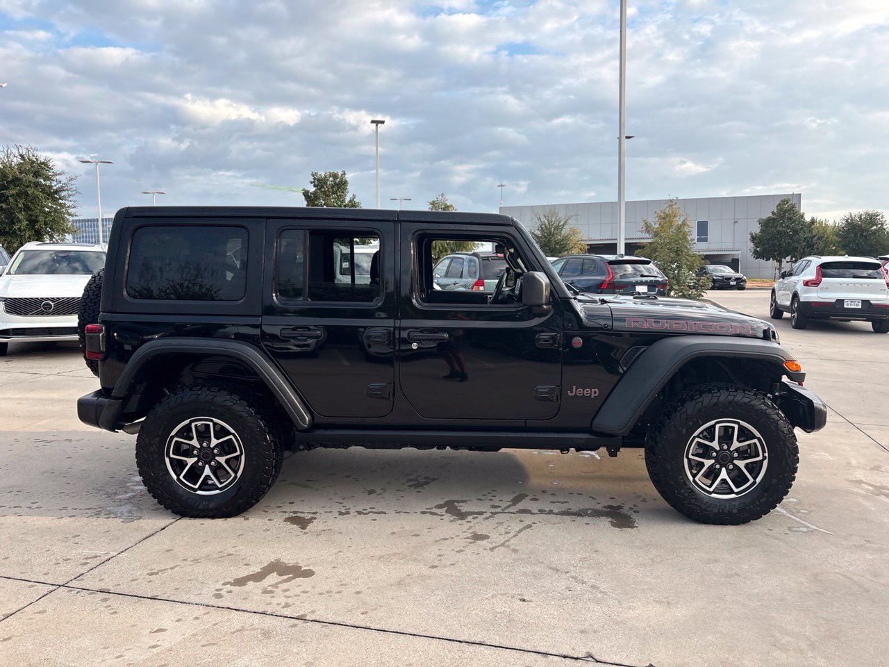 Used 2025 Jeep Wrangler Unlimited Rubicon w/ Convenience Group AWD/4WD image 4