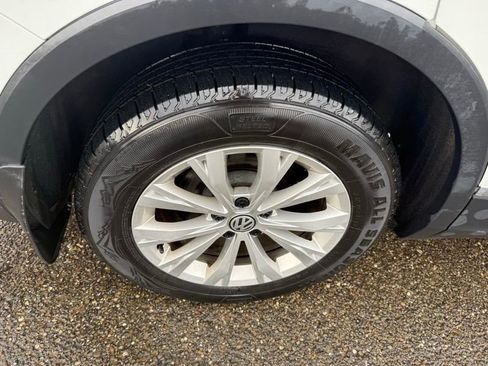 Used 2018 Volkswagen Tiguan SE w/ Panoramic Sunroof Package image 17