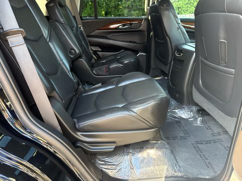 Used 2019 Cadillac Escalade Luxury AWD/4WD image 14