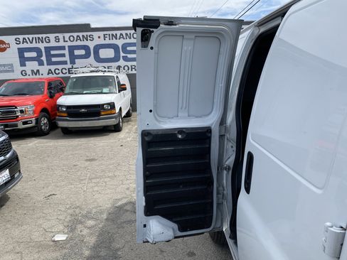 Used 2017 Chevrolet Express 2500 RWD image 23