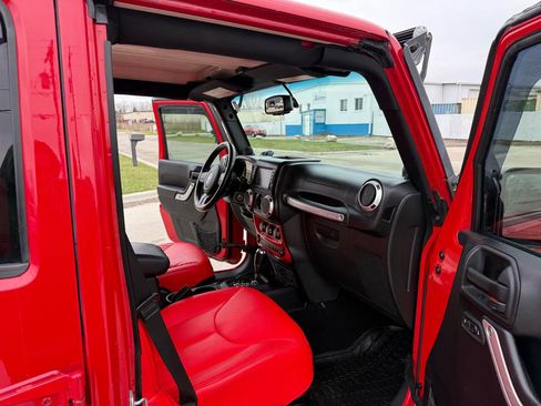 Used 2014 Jeep Wrangler Unlimited Sahara w/ Dual Top Group image 22