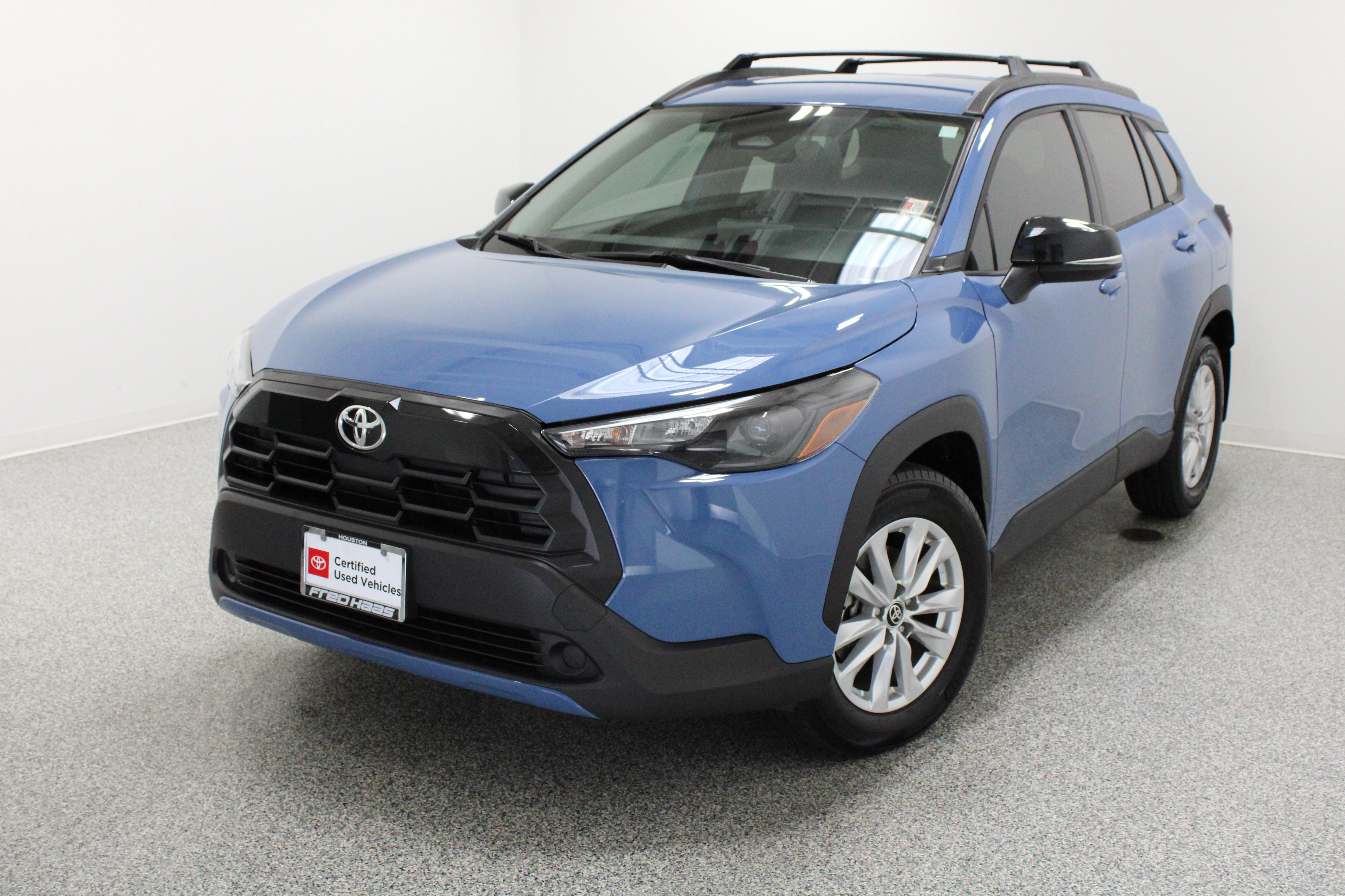 Used 2026 Toyota Corolla Cross LE FWD image 2