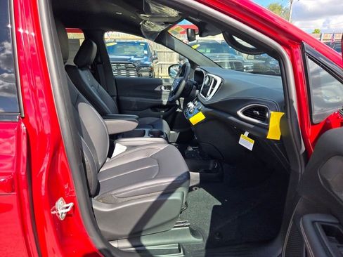 New 2026 Chrysler Pacifica Select w/ S Appearance Package image 5