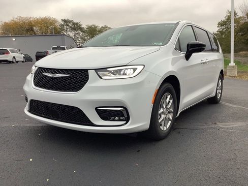 New 2026 Chrysler Pacifica Select image 8
