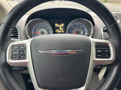 Used 2016 Chrysler Town & Country Touring FWD image 12