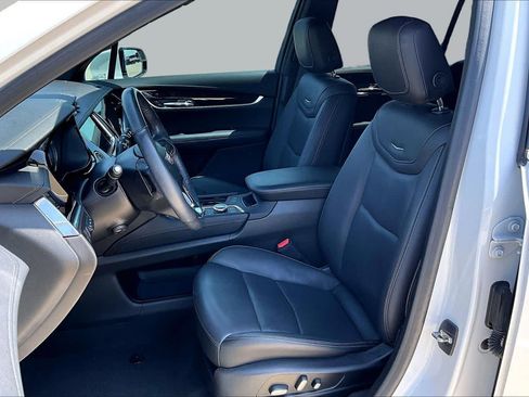 Used 2022 Cadillac XT6 Premium Luxury w/ Technology Package FWD image 8