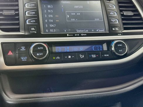 Used 2018 Toyota Highlander Limited FWD image 18