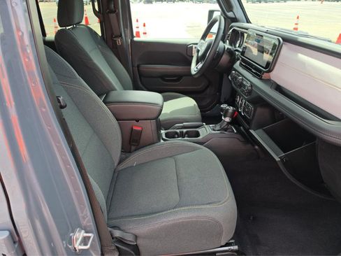 Used 2025 Jeep Wrangler Unlimited Sahara w/ Safety Group AWD/4WD image 13