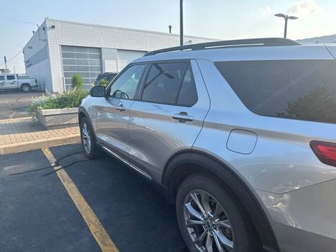 Used 2020 Ford Explorer XLT w/ Equipment Group 202A AWD/4WD image 3